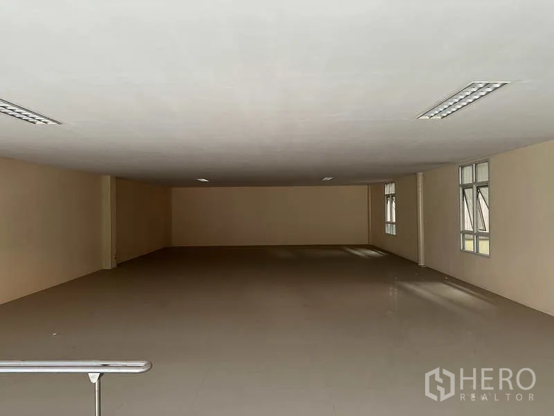 โรงงาน ให้เช่าในBang Phli, Samut Prakan - พื้นที่สำนักงานชั้นลอยแบบเปิดโล่ง พื้นกระเบื้องและหน้าต่างรับแสงธรรมชาติ