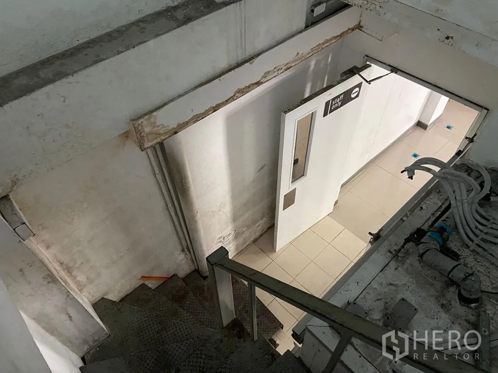 零售空间 出租在Khlong Toei, Bangkok - 内部楼梯通往员工专用的后勤区。