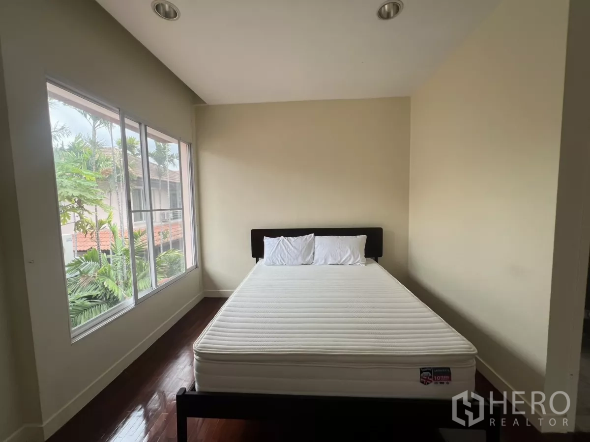 บ้าน ให้เช่าในWang Thonglang, Bangkok - ห้องนอนพร้อมหน้าต่างมุมกว้างและทางเข้าห้องน้ำในตัว