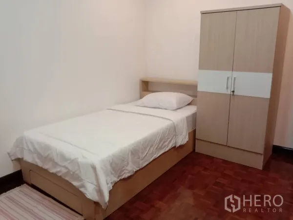 อพาร์ทเมนท์ ให้เช่าในRatchathewi, Bangkok - ห้องนอนขนาดกะทัดรัดพร้อมตู้เสื้อผ้าและพื้นปาร์เกต์