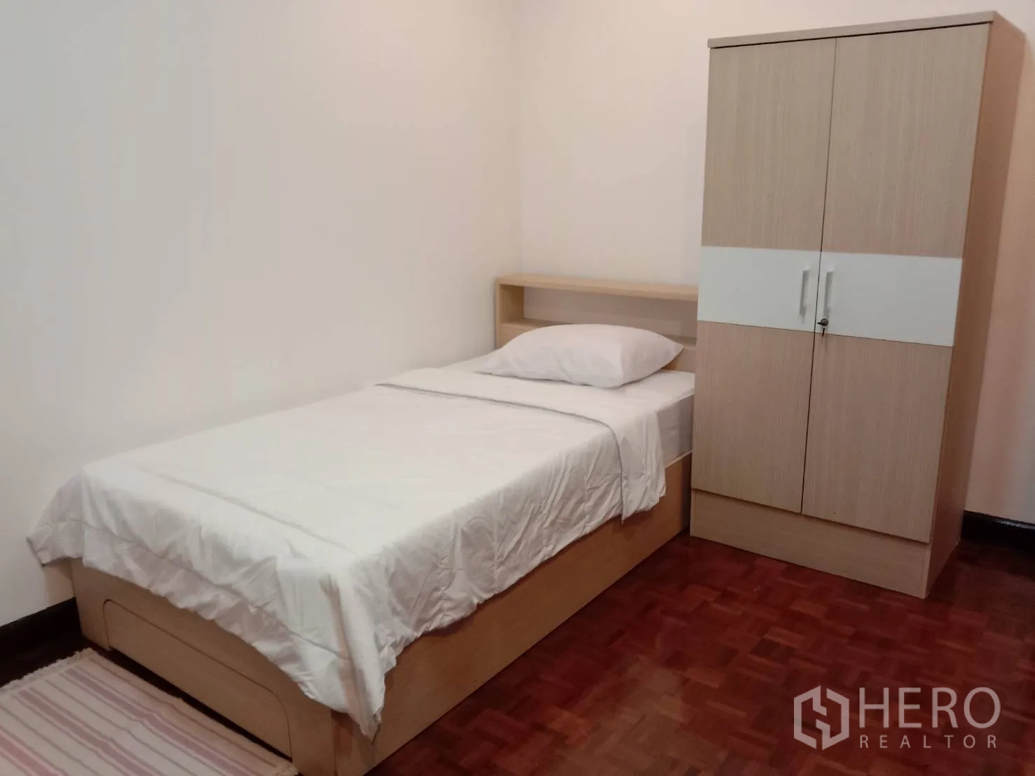 อพาร์ทเมนท์ ให้เช่าในRatchathewi, Bangkok - ห้องนอนขนาดกะทัดรัดพร้อมตู้เสื้อผ้าและพื้นปาร์เกต์