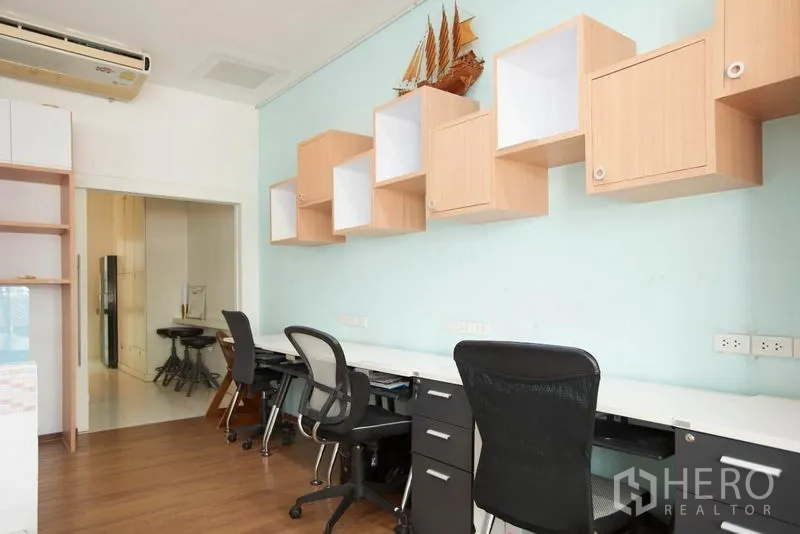 带办公室的家 出租在Wang Thonglang, Bangkok - 开放式办公区，长工作台、办公椅与墙挂方格柜