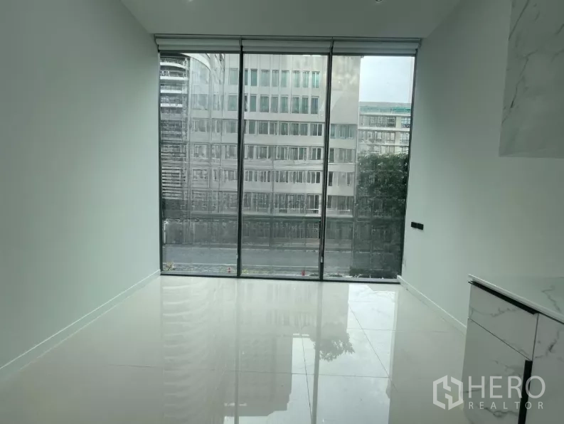 零售空间 出租 - 房间配全景窗户，可见办公楼景色。