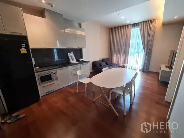 คอนโด ให้เช่าในWatthana, Bangkok - ห้องนั่งเล่นและครัวแบบเปิดในคอนโดทองหล่อ ตู้บิวท์อิน โต๊ะทานอาหาร และพื้นไม้โทนอุ่น