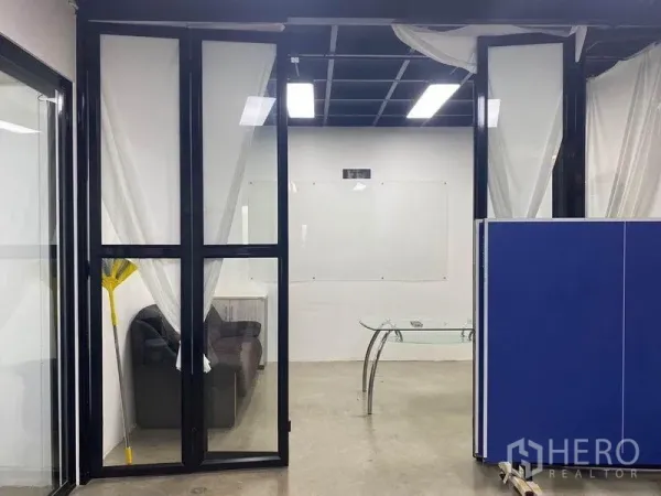 สำนักงานที่บ้าน ให้เช่าหรือขายในBang Khae, Bangkok - ห้องประชุมกั้นกระจก มีโซฟาและไฟเพดาน