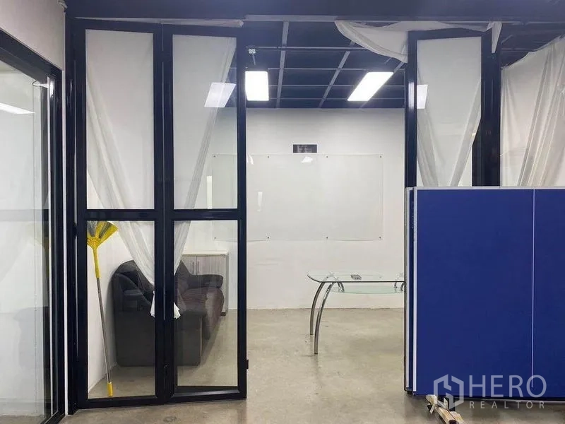 สำนักงานที่บ้าน ให้เช่าหรือขายในBang Khae, Bangkok - ห้องประชุมกั้นกระจก มีโซฟาและไฟเพดาน