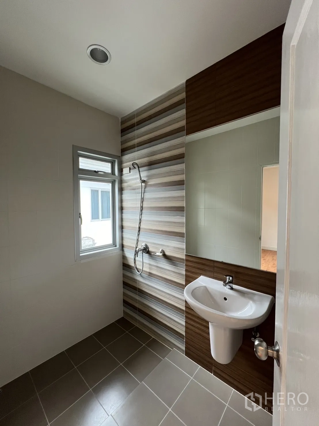 独立式住宅 出租在Saphan Sung, Bangkok - 主厨房配燃气灶、油烟机与木质橱柜