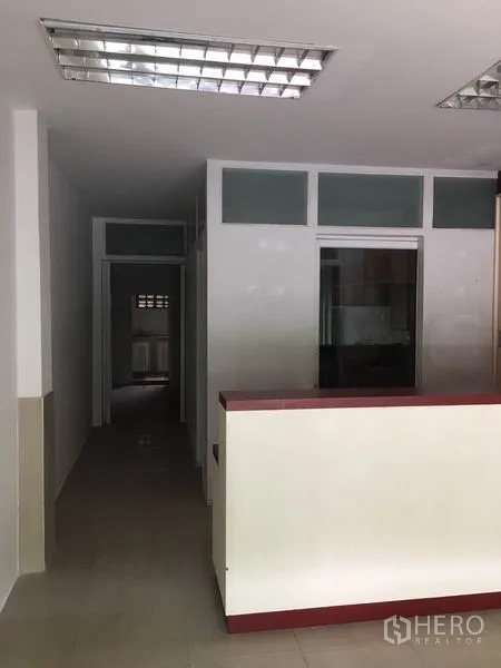 อาคารพาณิชย์ ให้เช่าในKhlong Toei, Bangkok - พื้นที่ทำงานชั้นล่างกั้นสัดส่วนพร้อมไฟฟลูออเรสเซนต์และเคาน์เตอร์หน้า