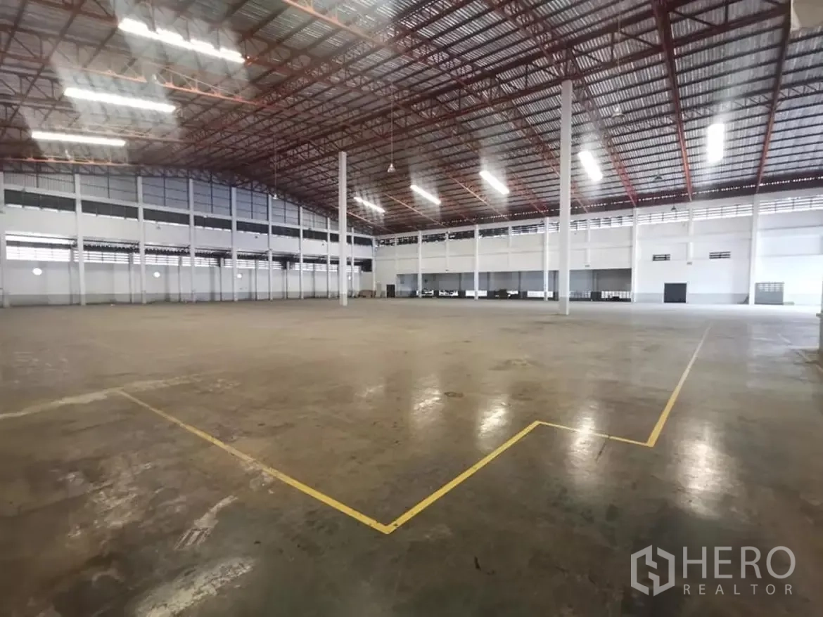 โรงงาน ให้เช่าในKhlong Toei, Bangkok - พื้นที่โกดังโล่งเพดานสูง โครงหลังคาเหล็ก ไฟสว่าง และเส้นแบ่งเลนบนพื้น