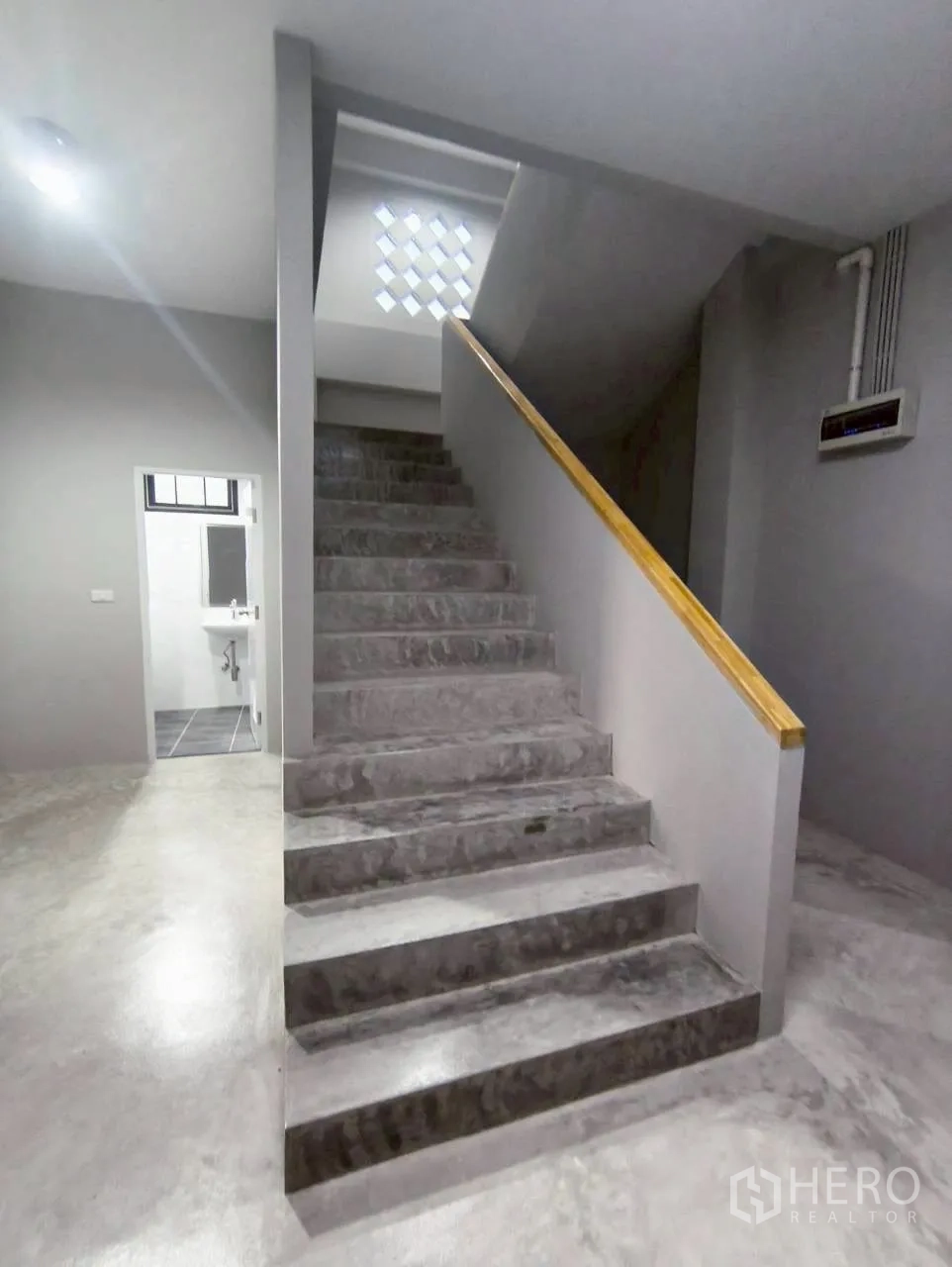 仓库 for rent in Mueang Nonthaburi, Nonthaburi - 室内楼梯带扶手，连接多层空间。