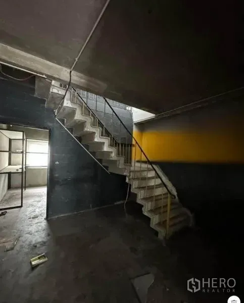 店屋 出租在Phaya Thai, Bangkok - 混凝土楼梯与金属扶手，连接多层楼面。