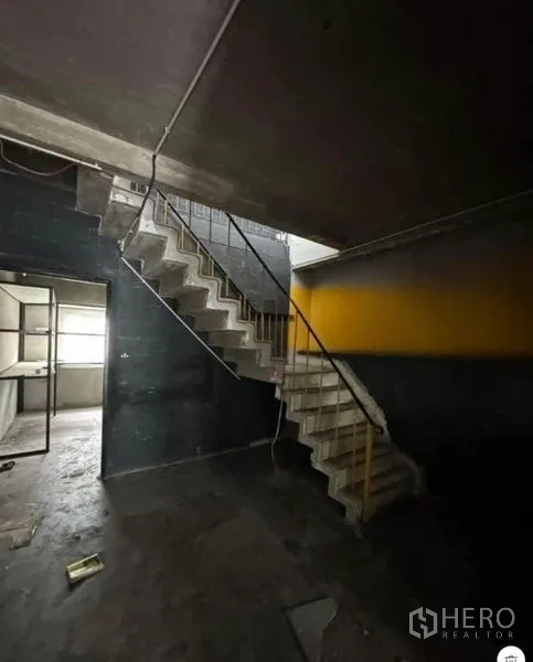 店屋 出租在Phaya Thai, Bangkok - 混凝土楼梯与金属扶手，连接多层楼面。