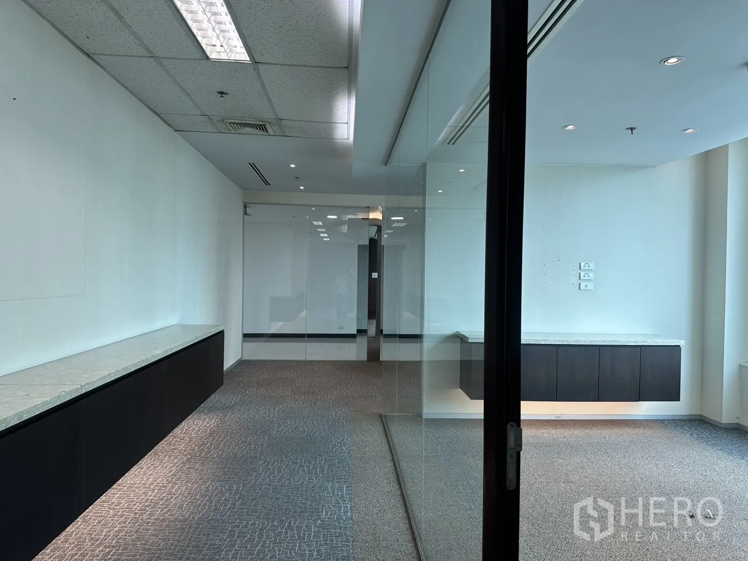 ออฟฟิศ for rent in Watthana, Bangkok - ห้องประชุมกั้นกระจกและพื้นที่ทำงานเปิดโล่งพร้อมไฟฝังเพดาน