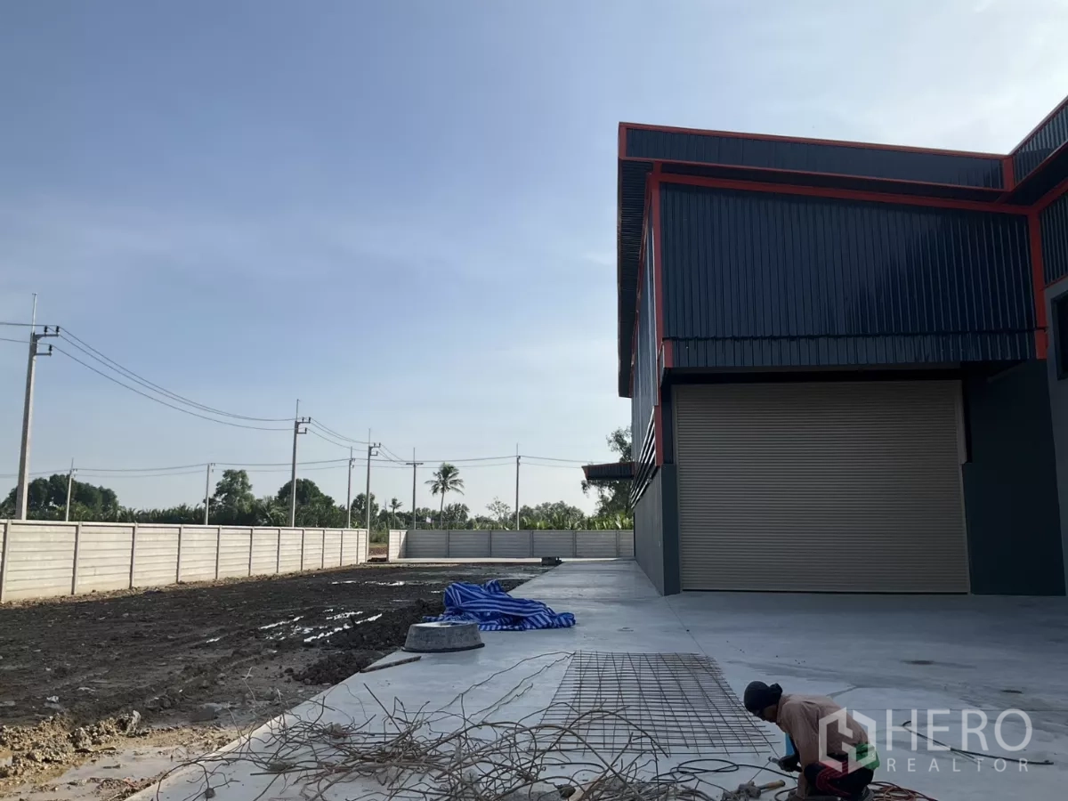 工厂 出售在Samut Sakhon - 厂房侧面车道与装卸区，邻近卷帘门与围墙