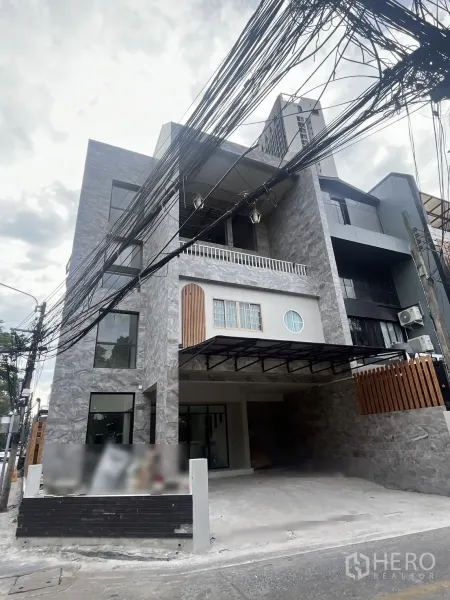 อาคารพาณิชย์ ให้เช่าในWatthana, Bangkok - ภายนอกอาคารพาณิชย์ผนังหินสีเทาหลายชั้น พร้อมกันสาดและกระจกบานใหญ่