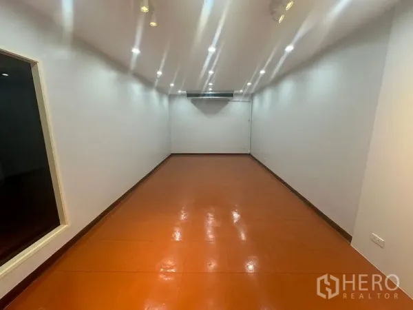 สำนักงาน ให้เช่าในYan Nawa, Bangkok - ห้องสำนักงานทรงยาวสว่าง ไฟดาวน์ไลท์ พื้นกระเบื้องสีน้ำตาลส้ม และเครื่องปรับอากาศติดผนัง