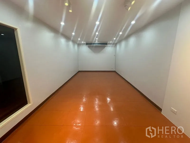 สำนักงาน ให้เช่าในYan Nawa, Bangkok - ห้องสำนักงานทรงยาวสว่าง ไฟดาวน์ไลท์ พื้นกระเบื้องสีน้ำตาลส้ม และเครื่องปรับอากาศติดผนัง