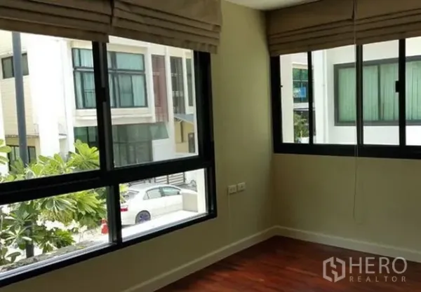 Home Office for sale in Wang Thonglang, Bangkok - Corner room with large double windows, neighborhood view and polished wood floors.