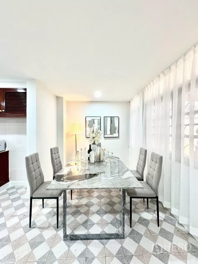 Detached House for rent in Huai Khwang, Bangkok - Sunlit dining area with six chairs around a marble table