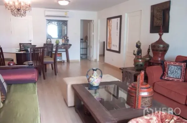 คอนโด ให้เช่าหรือขายในWatthana, Bangkok - ห้องนั่งเล่นและรับประทานอาหารแบบเปิด พื้นไม้ แอร์ และตกแต่งสไตล์เอเชีย