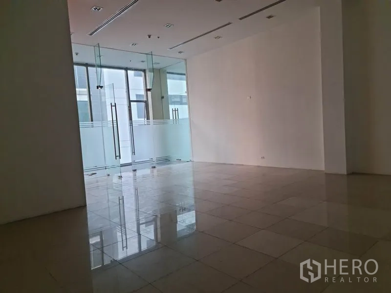 零售空间 出租在Khlong Toei, Bangkok - 宽敞店铺，玻璃入口、瓷砖地面与吊顶空调出风口。