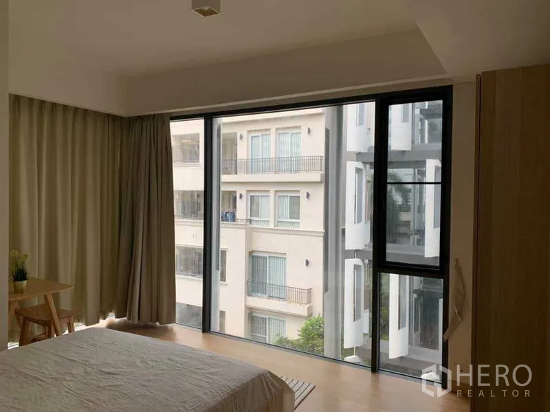 คอนโด ให้เช่าในWatthana, Bangkok - ห้องนอนพร้อมกระจกบานใหญ่จากพื้นจรดเพดาน รับแสงธรรมชาติและวิวอาคารใกล้เคียง