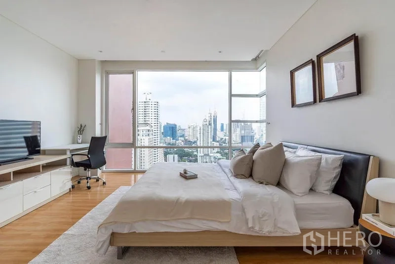คอนโด ให้เช่าในWatthana, Bangkok - ห้องนอนใหญ่เตียงคิงพร้อมมุมทำงาน กระจกเต็มบานชมวิวเมือง