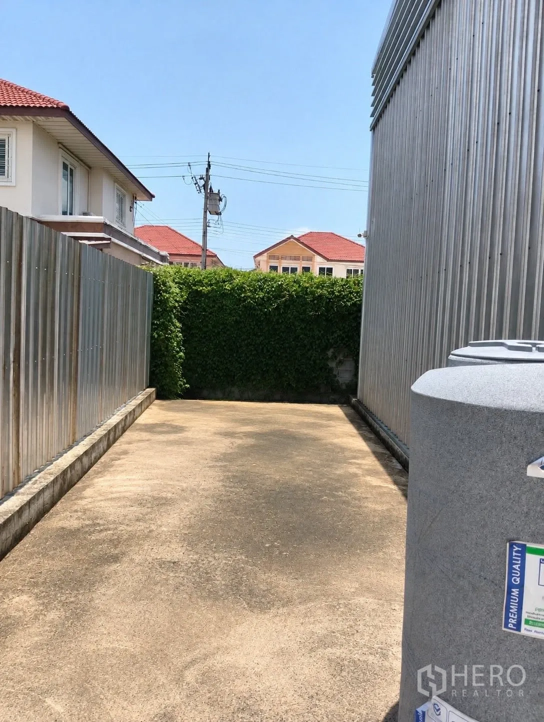 โกดัง for rent in Don Mueang, Bangkok - ลานคอนกรีตด้านข้างโกดัง เหมาะสำหรับขนถ่ายหรือจอดรถ