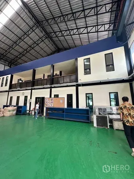 工厂 出售在Si Racha, Chon Buri - 高挑厂房内部，带夹层办公室与绿色环氧地坪。