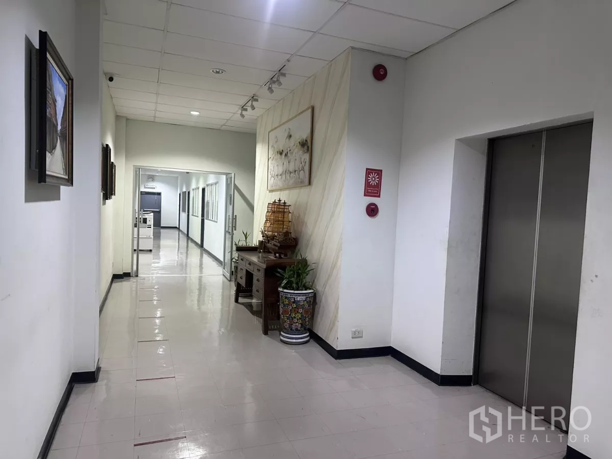 โรงงาน ขายในLat Krabang, Bangkok - โถงสำนักงานพร้อมลิฟต์ งานศิลป์แขวนผนัง และพื้นเงา