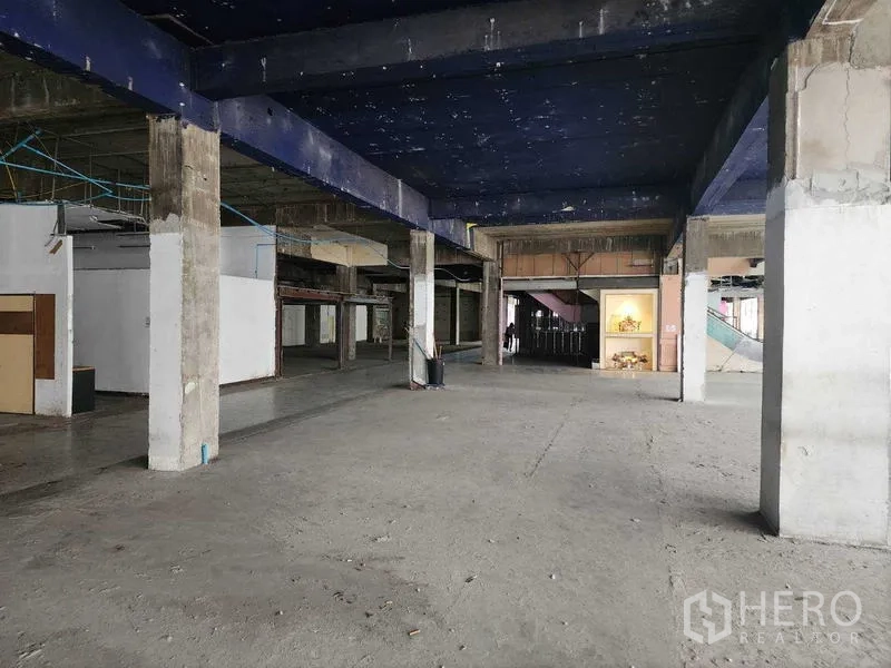 零售空间 出租在Bang Phlat, Bangkok - 宽敞零售大厅，结构立柱清晰，可通往自动扶梯与服务区。