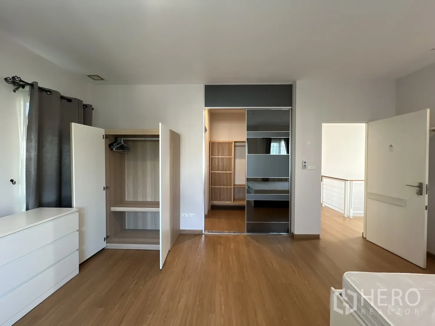 บ้านเดี่ยว for rent in Bang Kapi, Bangkok - ห้องนอนกว้างพร้อมตู้เสื้อผ้าและพื้นลามิเนตโทนอุ่น.