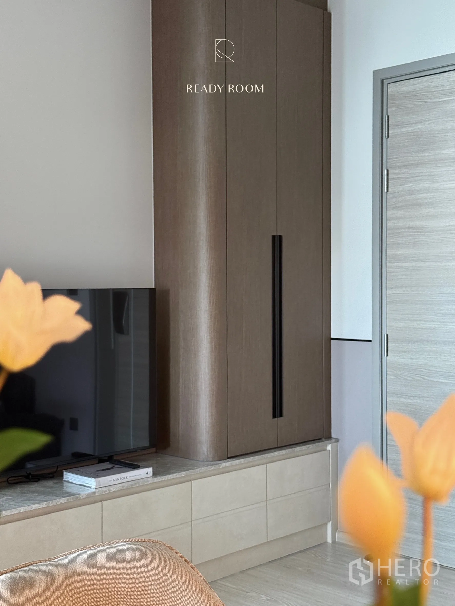 คอนโด for rent in Khlong Toei, Bangkok - ทีวีบนตู้ล่างยาวและตู้บิวท์อินสูงในมุมตกแต่งเรียบหรู.