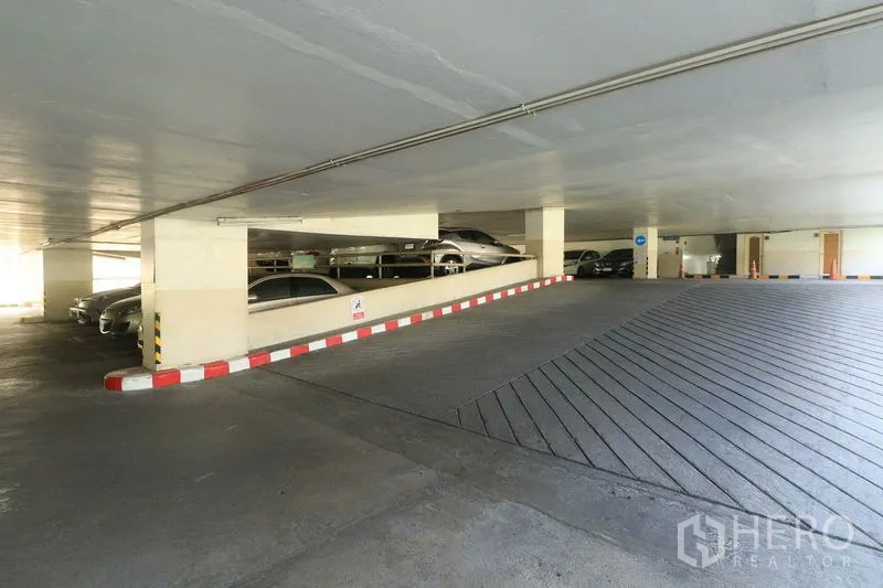 办公空间 出租在Bang Rak, Bangkok - 室内停车场，带斜坡与停放的车辆