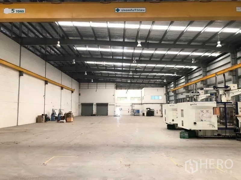 工厂 出租在Bang Sao Thong, Samut Prakan - 宽阔厂房地面，设5吨行车与一侧机械设备。