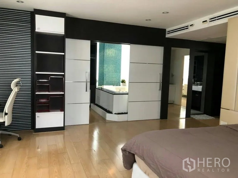 คอนโด ให้เช่าหรือขายในWatthana, Bangkok - ห้องนอนมาสเตอร์กว้าง พื้นไม้ พร้อมประตูบานเลื่อนเชื่อมเข้าห้องน้ำและชั้นเก็บของ