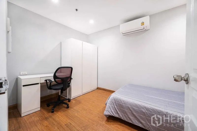 公寓 出租或出售在Khlong Toei, Bangkok - 第二卧室，单人床、学习桌、衣柜与空调。