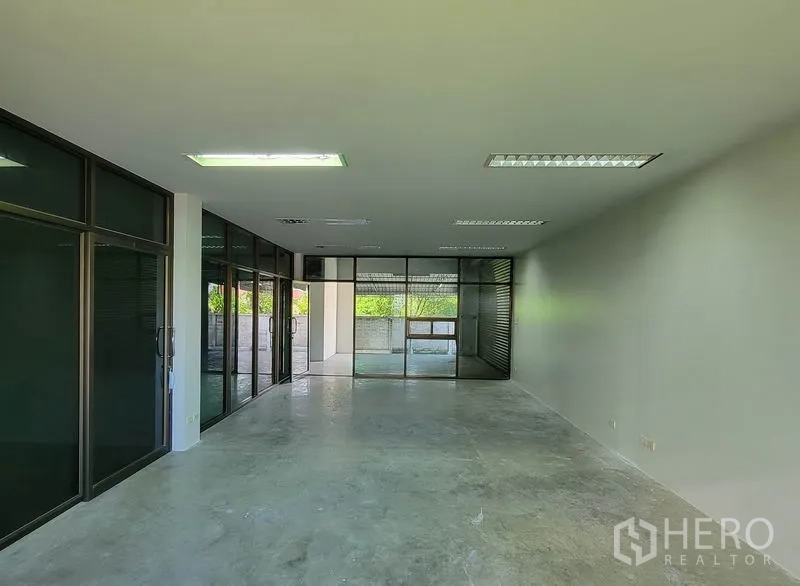 货栈 出租在Sam Phran, Nakhon Pathom - 开放式玻璃办公室，通向带顶院区