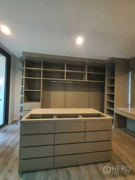 Detached House for sale in Prawet, Bangkok - Spacious walk-in closet with built-in shelving and a central island.