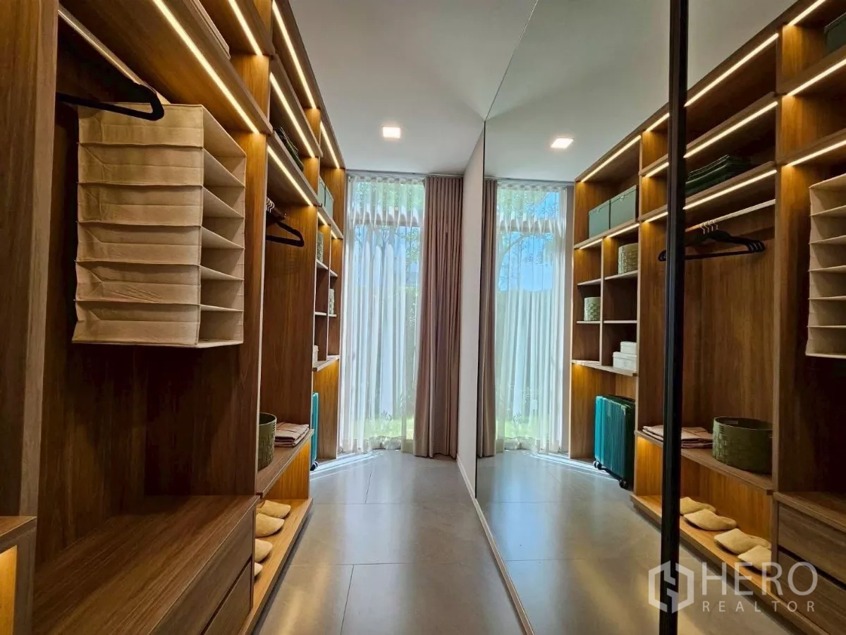 บ้าน ให้เช่าในSaphan Sung, Bangkok - ห้องแต่งตัวกว้าง ชั้นไฟซ่อนพร้อมช่องหน้าต่าง