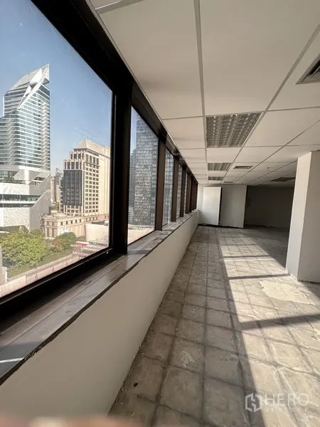 办公空间 出租在Pathum Wan, Bangkok - 开放式办公室，一整排窗户俯瞰曼谷天际线与城市景观