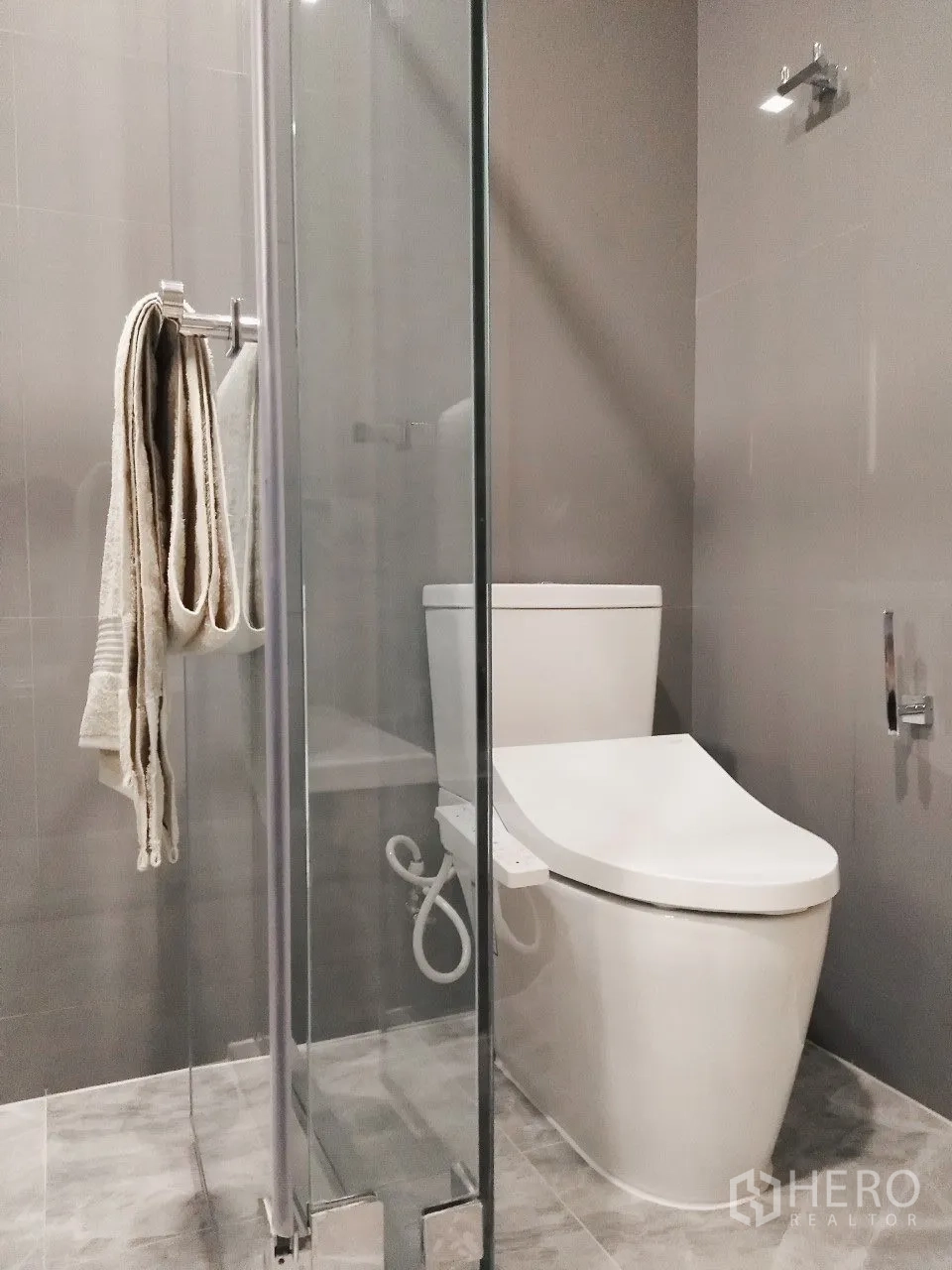 公寓 for rent in Watthana, Bangkok - 现代卫生间，坐便器与透明玻璃淋浴间并列。