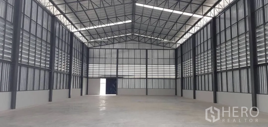 Warehouse for rent in Mueang Samut Prakan, Samut Prakan - Spacious interior featuring louvered ventilation panels along both sides.