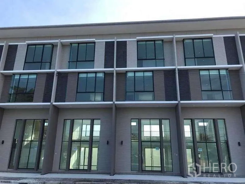 สำนักงานที่บ้าน ให้เช่าในLat Krabang, Bangkok - อาคารโฮมออฟฟิศ 3 ชั้นสไตล์โมเดิร์น พร้อมประตูกระจกและหน้าต่างสูง