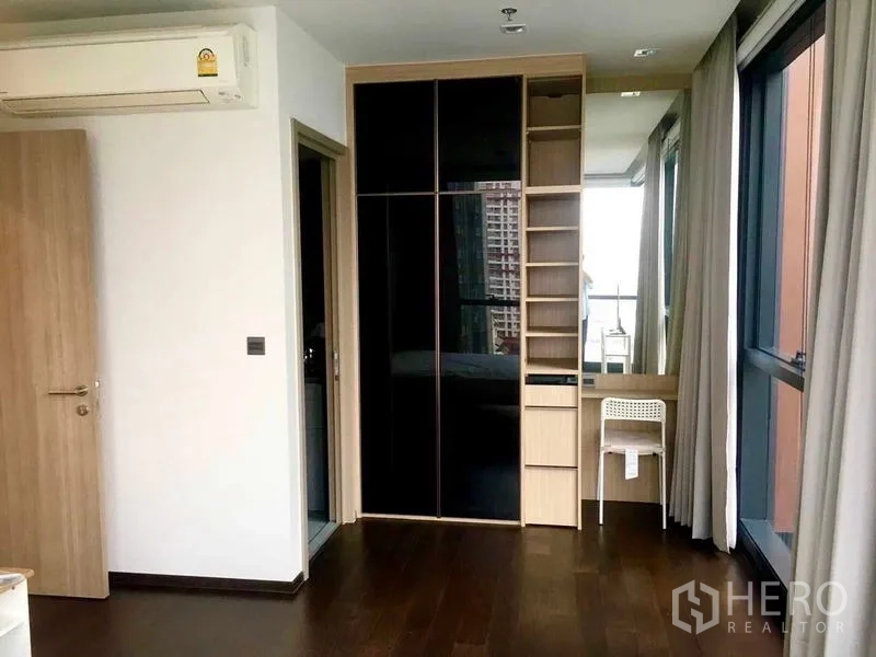 คอนโด ให้เช่า - ห้องนอนพร้อมตู้เสื้อผ้าบิลท์อิน ชั้นเก็บของ และโต๊ะทำงานเล็กข้างหน้าต่างบานใหญ่