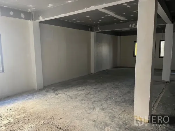 零售空间 出租在Pathum Wan, Bangkok - 空置转角区，立柱与加固梁结构。