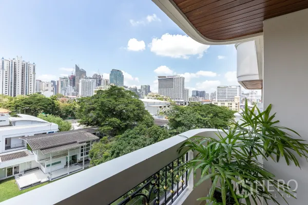 อพาร์ทเมนท์ ให้เช่าในRatchathewi, Bangkok - ระเบียงพร้อมกระถางต้นไม้ มองเห็นสกายไลน์กรุงเทพฯ ใกล้ BTS อโศก