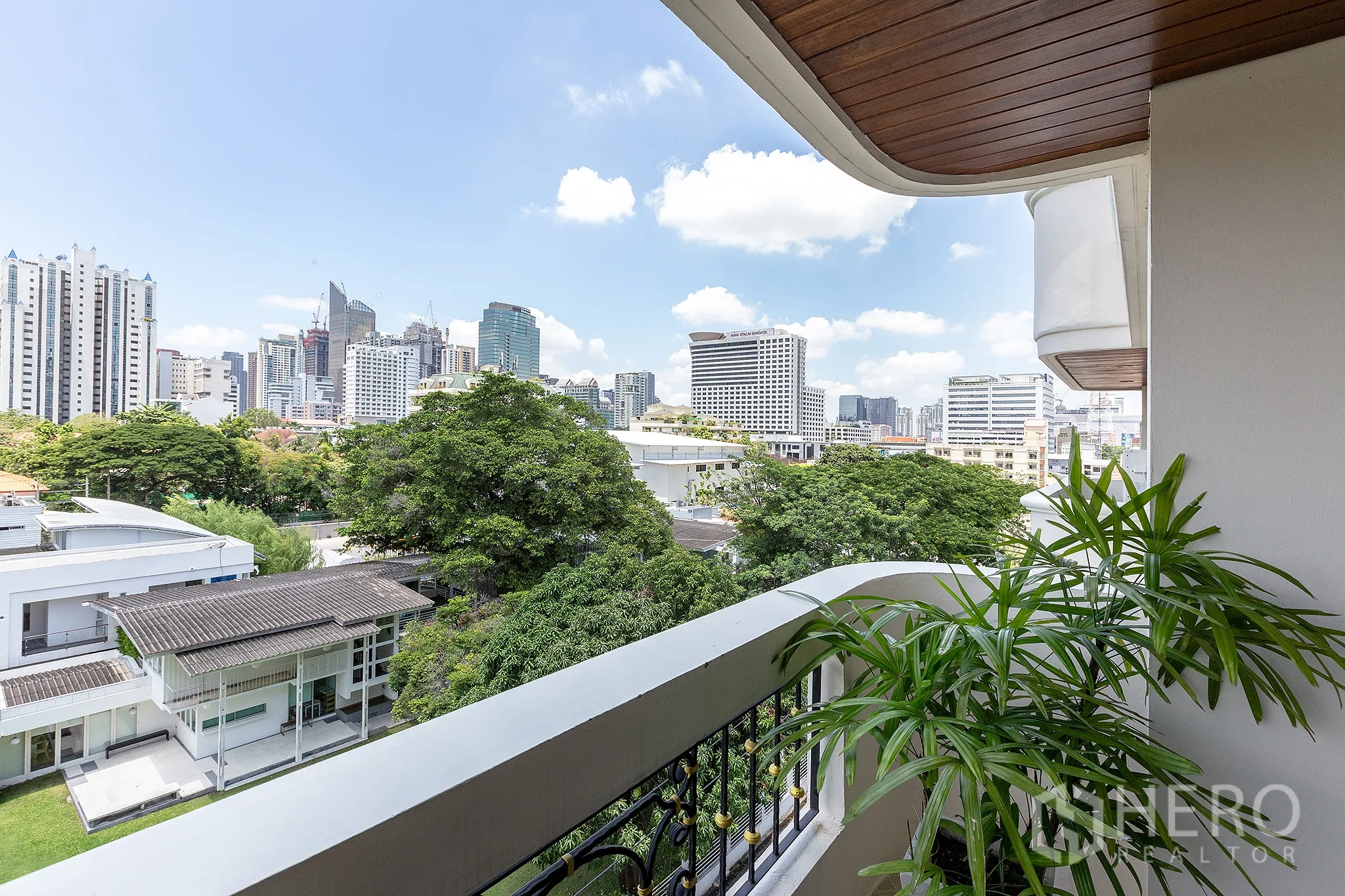 อพาร์ทเมนท์ ให้เช่าในRatchathewi, Bangkok - ระเบียงพร้อมกระถางต้นไม้ มองเห็นสกายไลน์กรุงเทพฯ ใกล้ BTS อโศก