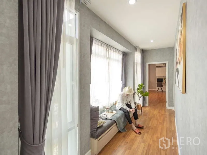 บ้าน ขายในLam Luk Ka, Pathum Thani - โถงทางเดินยาว พร้อมเบาน์วินโดว์ให้นั่งเล่นและพื้นลามิเนตลายไม้