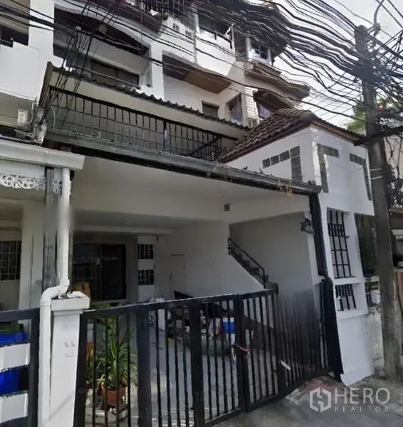 Home Office for rent in Khlong Toei, Bangkok - Multi-storey home office townhouse in Khlong Toei with gated carport, balconies and exterior staircase.